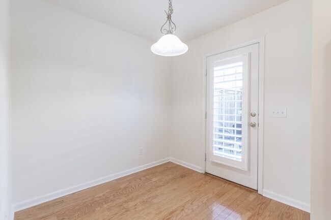 Building Photo - 1249 Riverbrook Dr