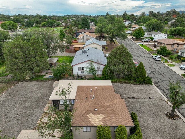 Building Photo - Price reduced. College students welcome in this 4 bedroom home!