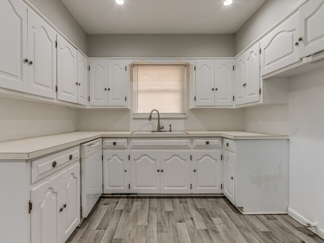 Building Photo - 2104 SW 68th St
