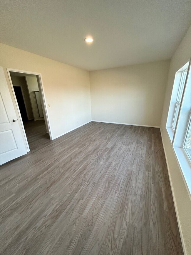Building Photo - Large Spacious 5 Bedroom House with Fenced Yard