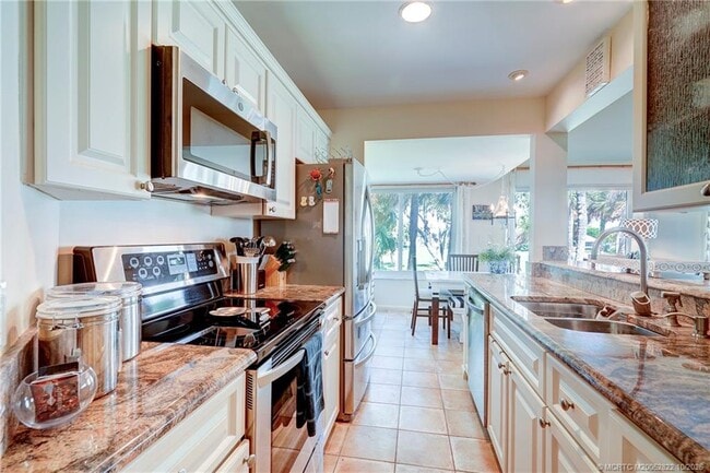 Building Photo - 233 NE Edgewater Dr