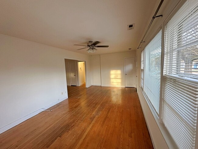 Building Photo - Rancher with Large Back Yard!