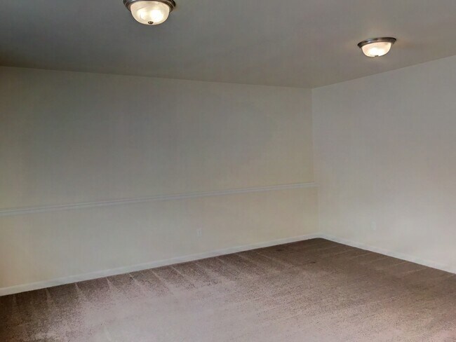 Building Photo - Pet Friendly town house for rent