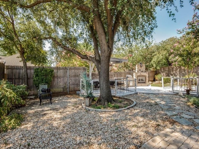 Building Photo - 2121 Aspenwood Dr N