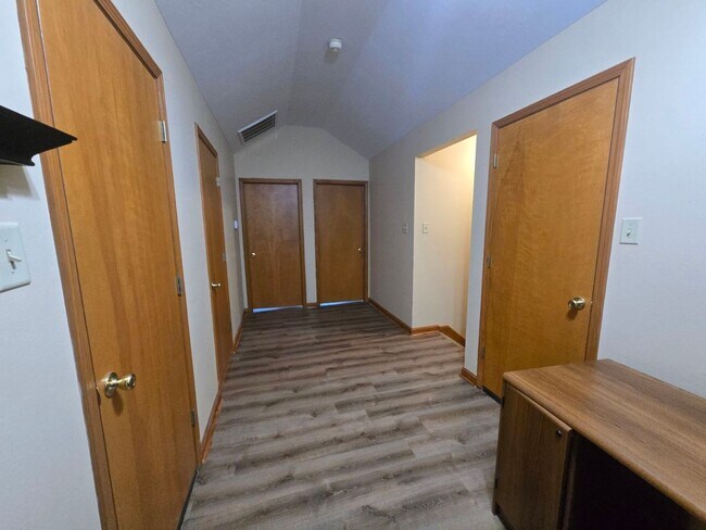 Building Photo - 333 Edgewood Dr