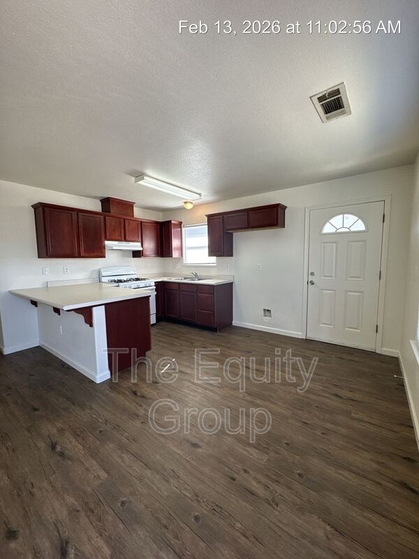 Building Photo - 540 E Lakeview Ave