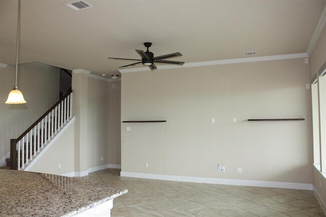 Building Photo - 393 Dayridge Dr