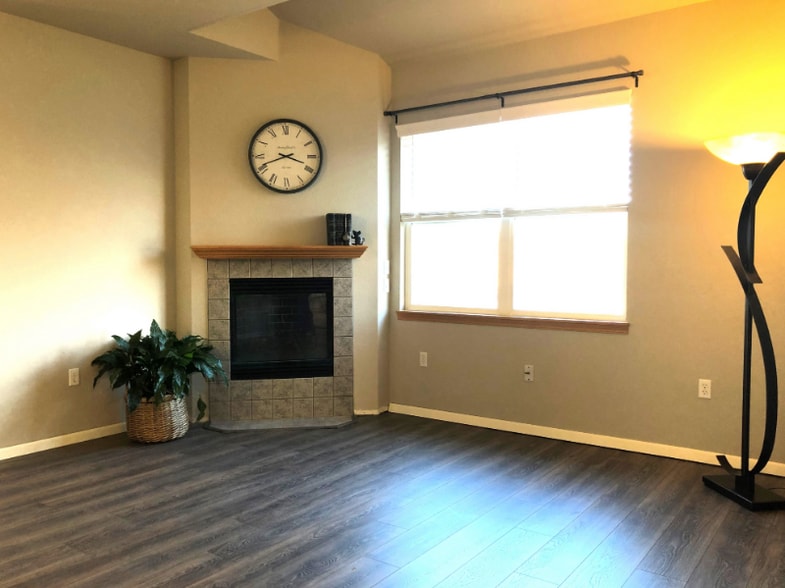 Building Photo - 4245 Boardwalk Dr