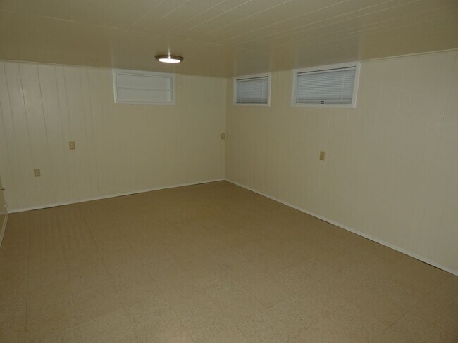 Building Photo - 822 E Seventh - Central Charmer