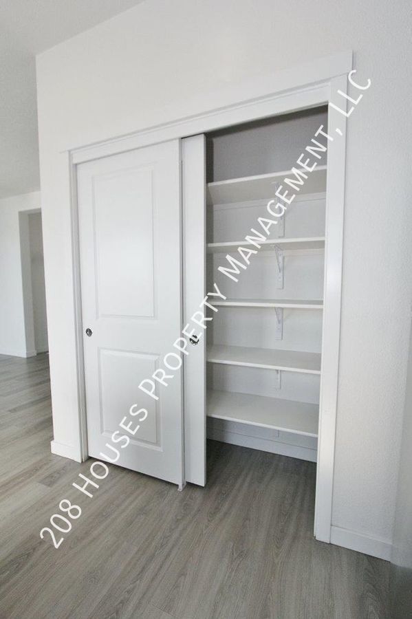 Building Photo - Modern townhouse in a Cozy Community. 50% ...