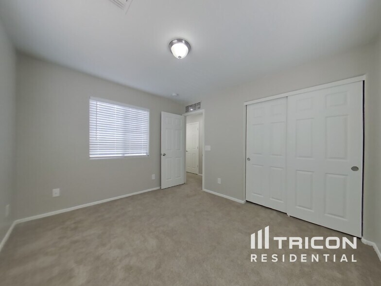 Building Photo - 14132 W Country Gables Dr