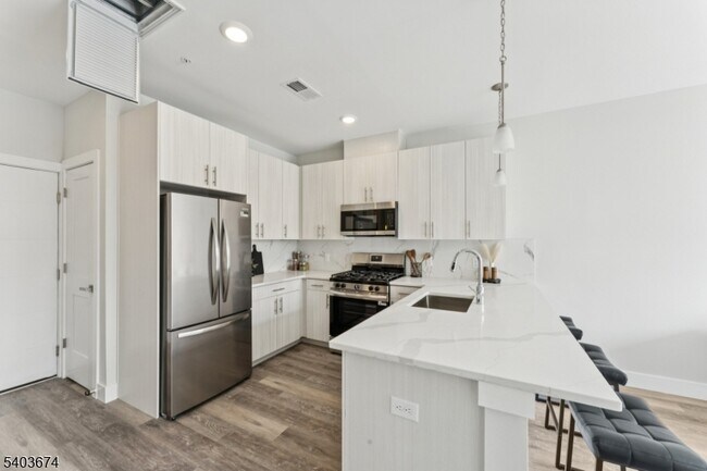 Building Photo - 140 W Webster Ave