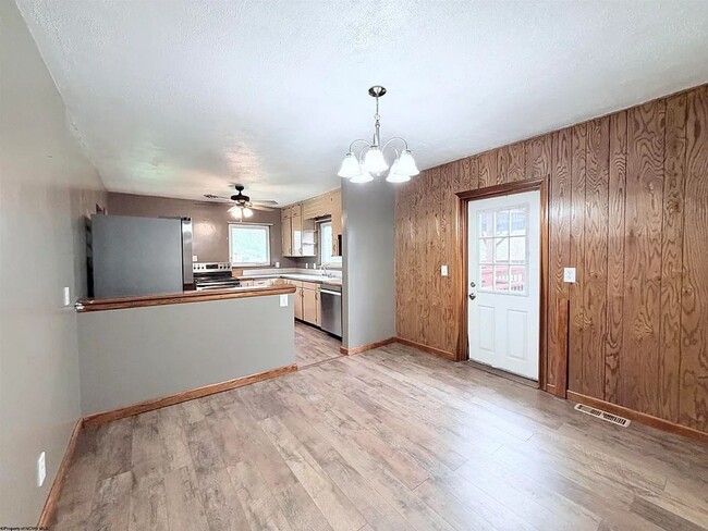 Building Photo - Large 4 Bedroom Home Near WVU, Hospitals & Downtown Morgantown