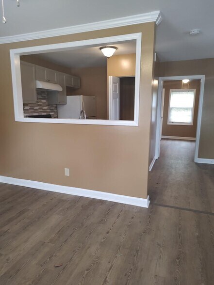 Kitchen Counter&Bar Pass Thru - 527 Oakland Pl