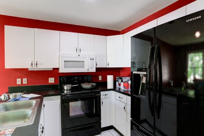 Building Photo - Three bedroom two bath townhome