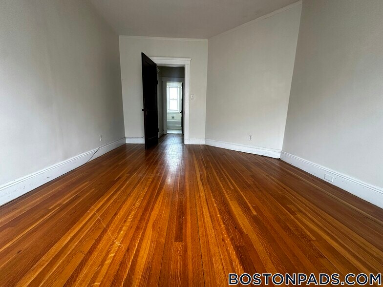 Building Photo - 90 Maple St