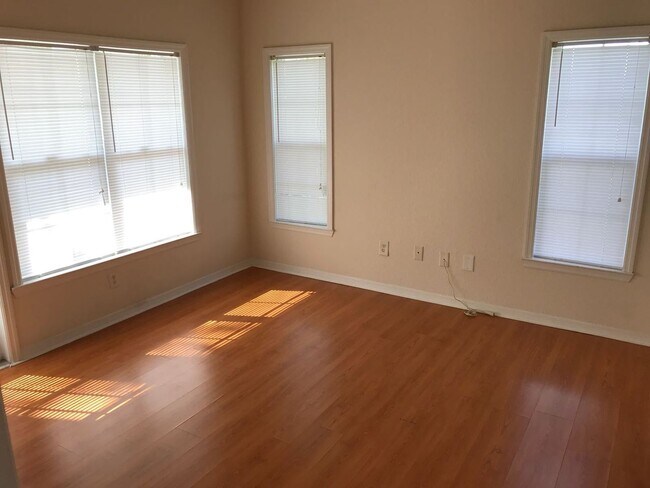 Building Photo - 3563 Conroy Rd