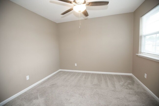 Building Photo - Like new 3 bedroom 2.5 bath townhome is Oa...