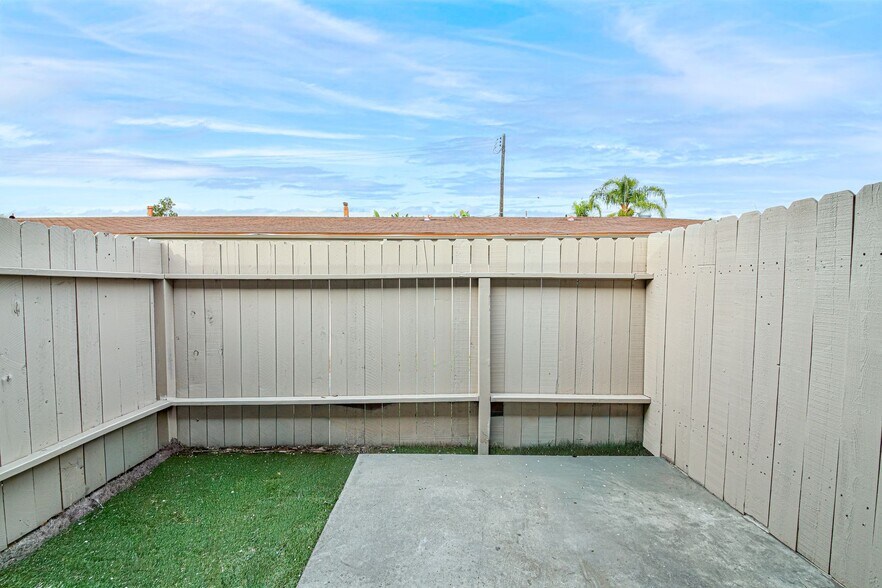 Building Photo - 147 S Magnolia Ave