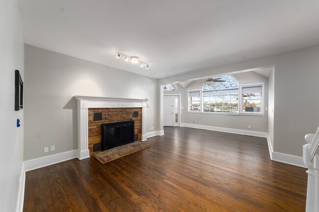 Building Photo - 270 S Center St