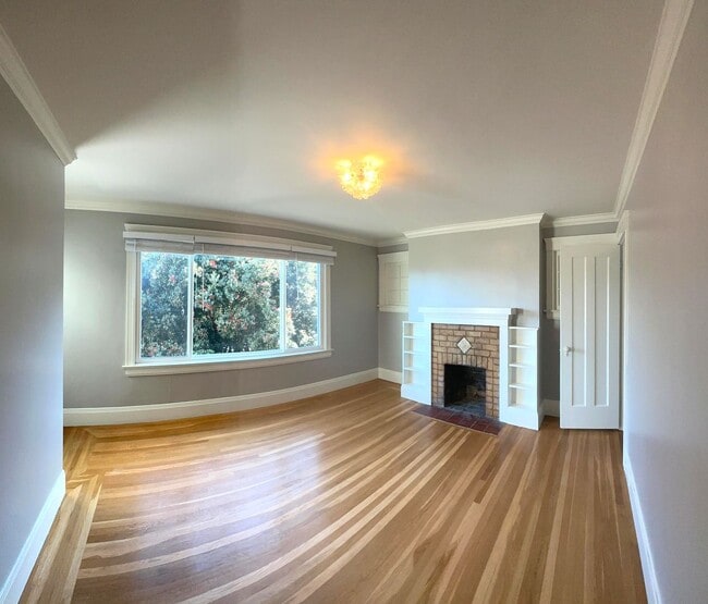 Building Photo - UPDATED Split Level 3BR/2BA 1650sf Sunset ...