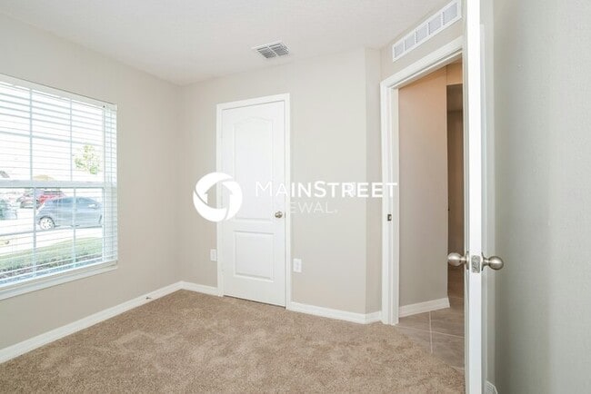 Building Photo - 5 Bedroom Pet-Friendly Home in Mascotte, FL with Main Street Renewal