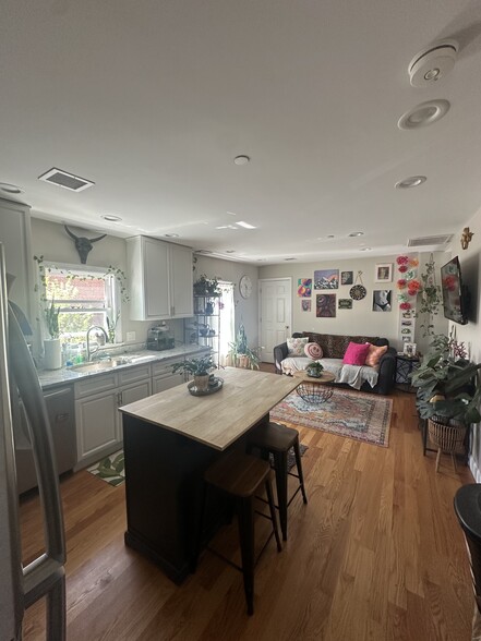 Primary Photo - 593 Cabot St