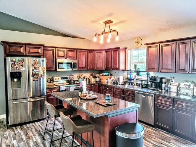 Building Photo - Spacious Countryside House