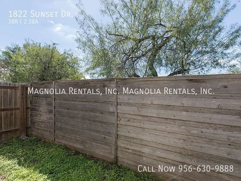 Building Photo - 1822 Sunset Dr