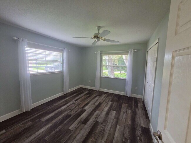 Building Photo - "Charming 2-Bed, 2-Bath North Port Retreat with Gleaming Hardwood Floors!"