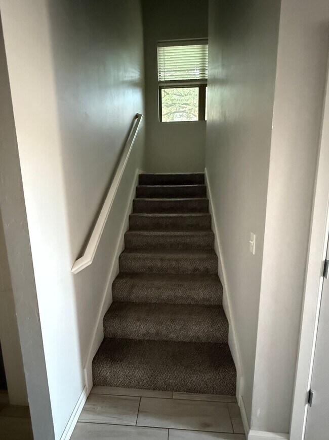 Building Photo - Amazing 3 bed 2 bath duplex near NW 122nd St