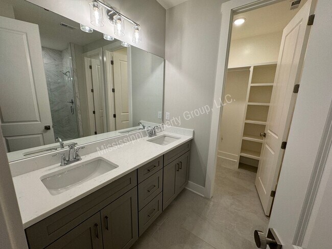 Building Photo - 3BD/3.5BA - UNIT @ THE RESERVE