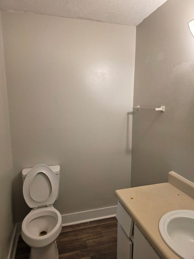 Building Photo - 3 Bedroom End Unit