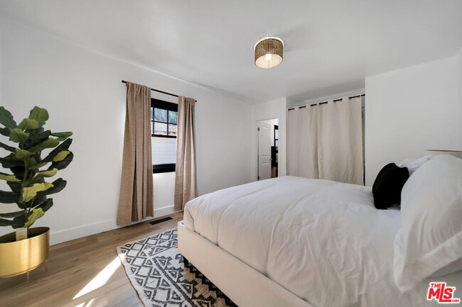 Building Photo - 8822 Rosewood Ave