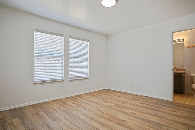 Building Photo - Beautiful 2 Bedroom - 2 Bathroom in Deer C...