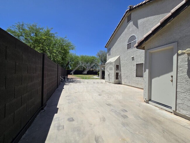 Building Photo - 1005 E Stirrup Ln