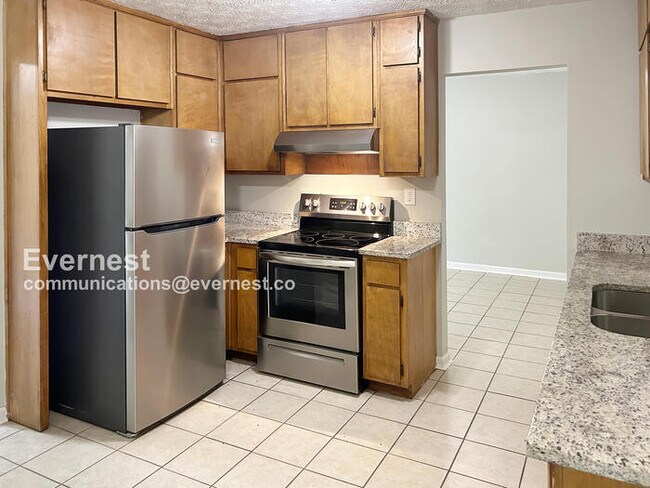 Building Photo - Beautiful 3-Bedroom Home with Garage / Pet...