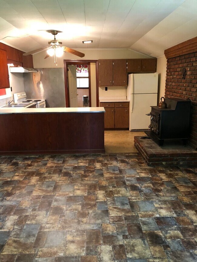 Building Photo - 3 bedroom 1 bath in Elizabethton