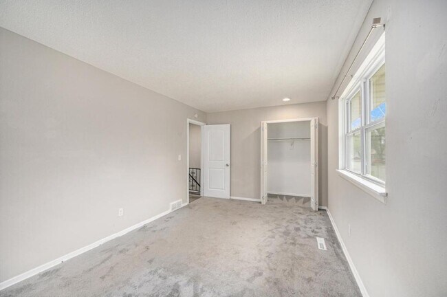 Building Photo - 221 N Oak Dr