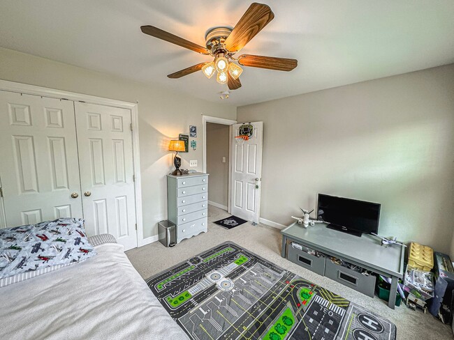 Building Photo - Fantastic 4 Bed 2.5 Bath Single Family Hom...