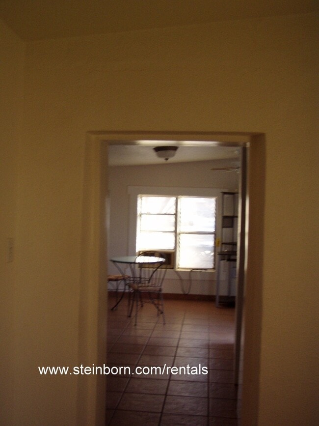 Building Photo - Cute Efficiency Apartment in Downtown Area