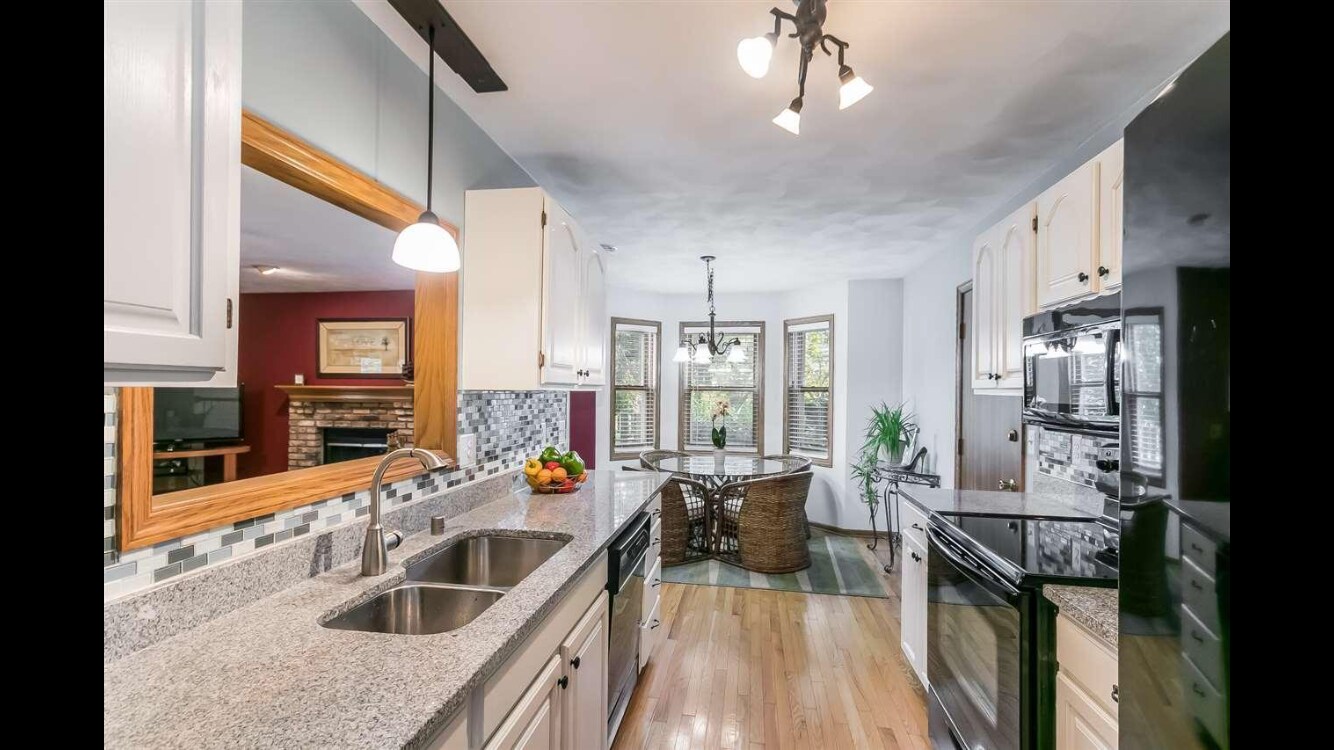 Kitchen and Nook - 1037 Fountain Dr