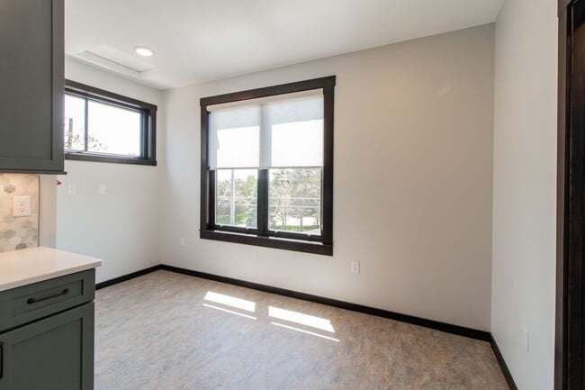 Building Photo - AVAILABLE JULY - Renovated Luxury 1 bed/1 bath Home on PARK POINT