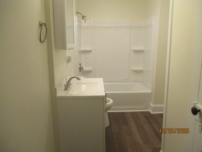 Building Photo - 406 S Rose Ave