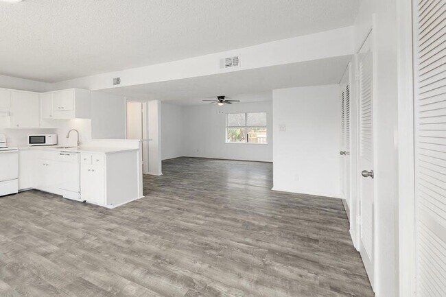 Building Photo - 5211 Thunderbird St