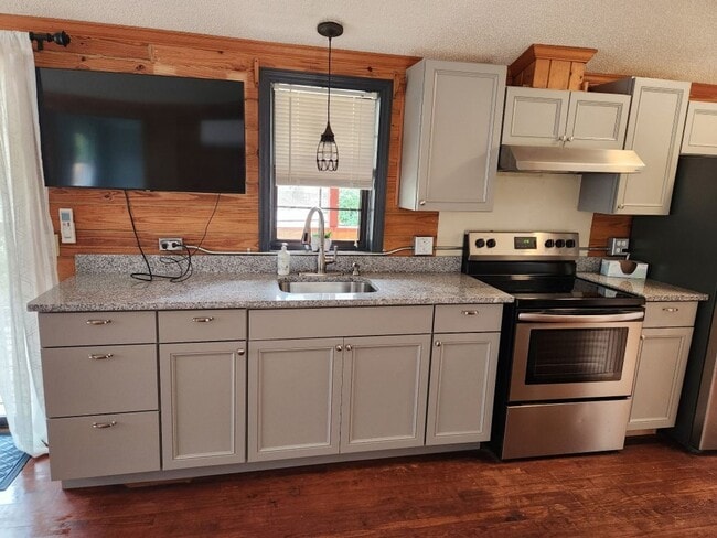 Building Photo - $1,100 - 2 Bedroom / 1 Bath Unfurnished Log Cabin Near Cherokee