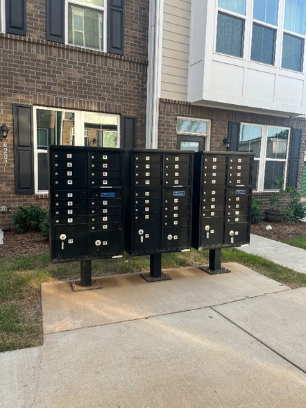 Building Photo - 6300 Cleburne Ct