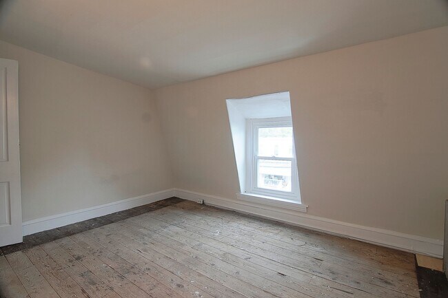 Building Photo - Spacious 4/5 Bedroom Home for Rent - Available Now!