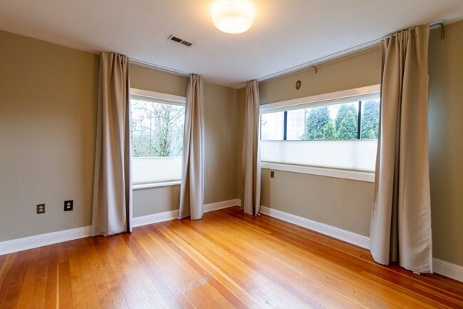 Building Photo - Gorgeous 3 Bedroom House with Bonus Room, Attached Garage, and Original Charm!