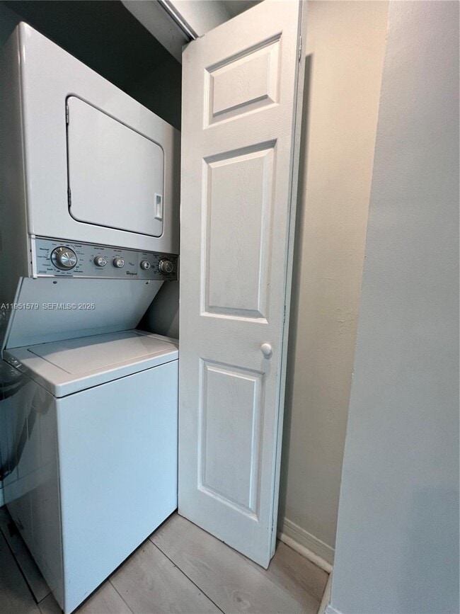 Building Photo - 946 Bay Dr